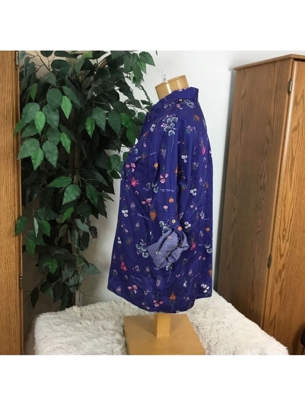 JACLYN Smith XL royal blue floral button down roll sleeve top - Picture 2 of 16